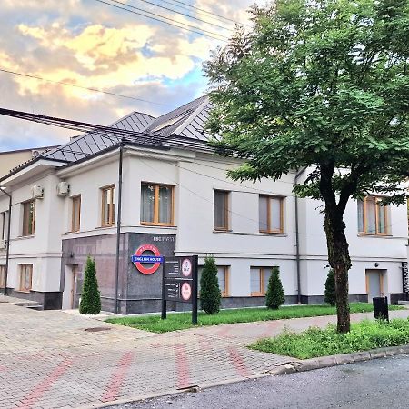 English House Bistrita  Bagian luar foto