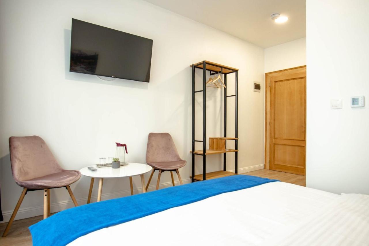 English House Bistrita  Bagian luar foto